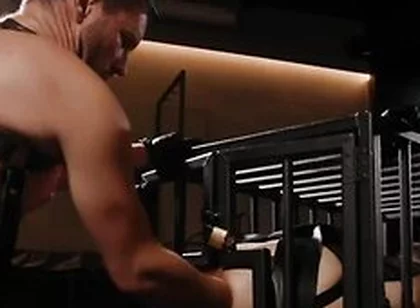 Bighandsff Takes Full Advantage Of Axel Abysses Caged Hole