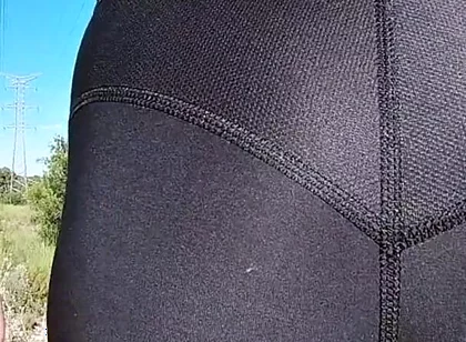Sexy Assed Girl Flashes Her Tight Ass in Leggings to the Sportists Around