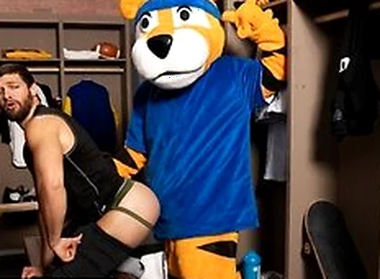 Men - Shamu Azizam Pulls Off His Pants And Bends So Jake Preston Can Bury His Tongue Inside His Hole