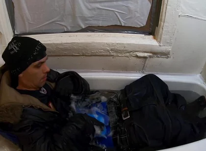 Skater rubbing the bulge in bathtube
