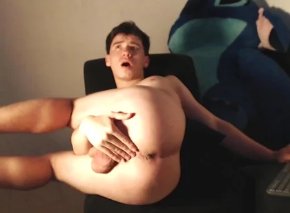 Hot Larino Chats Online While Showing off His Beautiful Ass