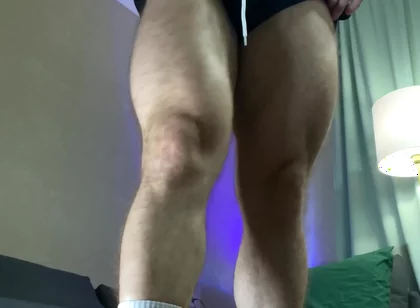 Insane Huge Quads Flexing and Shaking