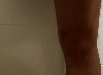 Crossdresser Con Un Gran Trasero En Minifalda Está Orinando