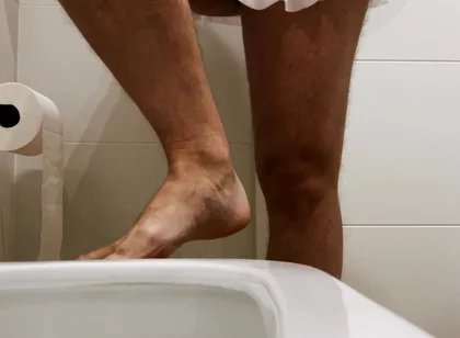 Crossdresser Con Un Gran Trasero En Minifalda Está Orinando