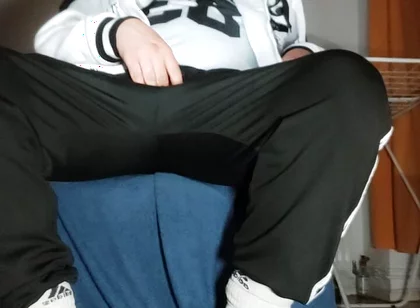 The Dregsau Dj-bro Pisses in His Pants.