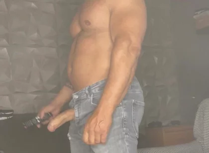 Mr Guru Hjerk of Video. Bodybuilder in Jeans