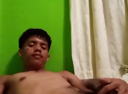 Filipino Twink’s Steamy Solo Session with Explosive Cumshot