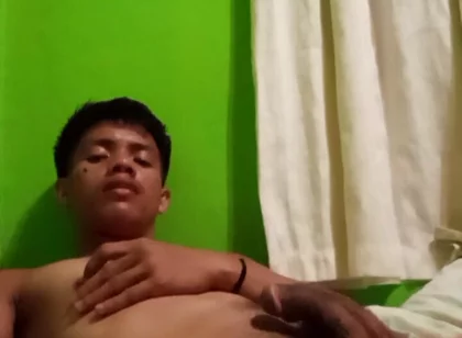 Filipino Twink’s Steamy Solo Session with Explosive Cumshot
