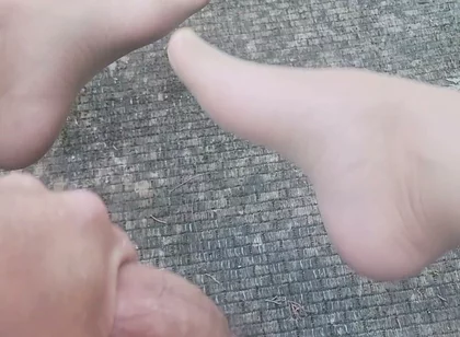 Cumming Hard Outdoors in Nylons