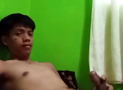 Philippino Twink Boy Jerks off in Bed, Huge Cumshot!