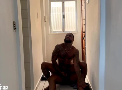 I Went to Do Maintenance and Couldn't Resist Seeing a Big Cock and Sucked