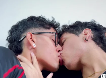 Uff I Want to Come!! Friends Give Each Other a Delicious Handjob and Eat Each Other with Kisses
