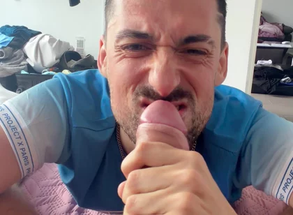 Straight Muscle Dude Gets Sucked by Flatmate