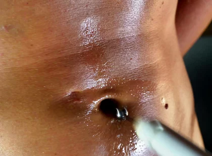 Navel Takes the Machine. From Slow Stretch to Hard Rhythm