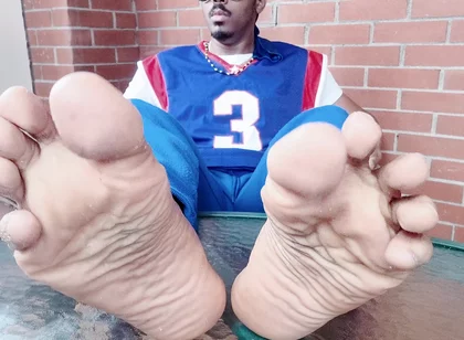 I Touch and Show My Male Feet in the Solarium (2025)