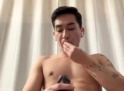 18 Years Boy Tries a Gigant Dildo